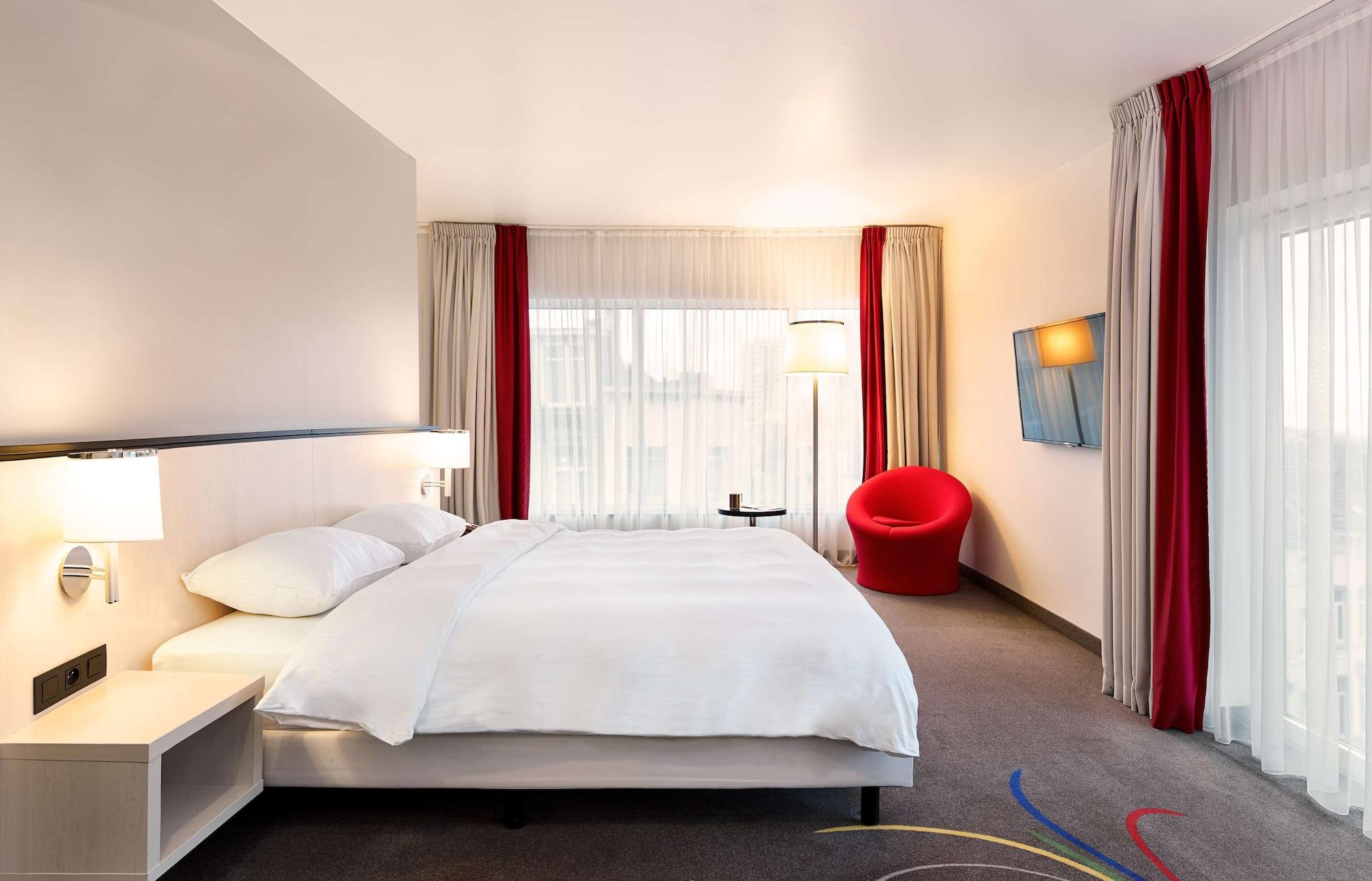 Hotel Park Inn By Radisson Brussels Midi Экстерьер фото